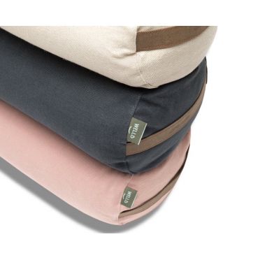 Trzy wałki bolstery do jogi WELLB w kolorach  plażowy biały,  grafitowym i pudrowym różu ułożone pionowo na białym tle, z widoczną skórzaną rączką i zieloną metką marki.